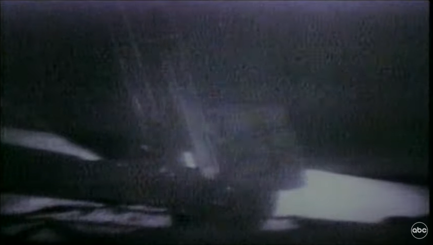 Se Armstrong è stato il primo uomo sulla Luna, chi ha ripreso Armstrong? (screenshot da ABC)