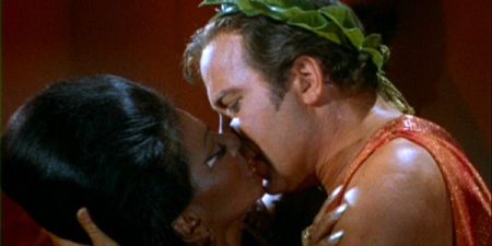 Quella volta che William Shatner sconfisse la censura: il bacio tra Kirk e Uhura