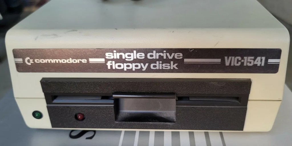 VIC1541, prima versione del CBM1541, iconico lettore floppy