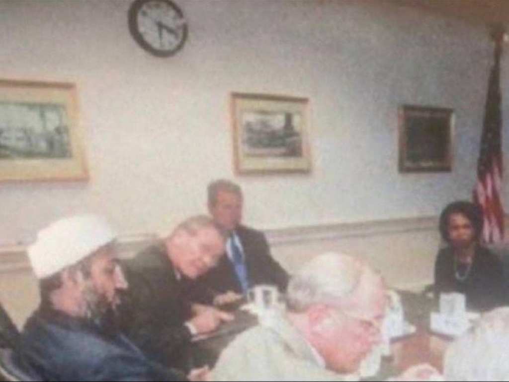 La foto di Bush con Osama Bin Laden è un goffo fotomontaggio