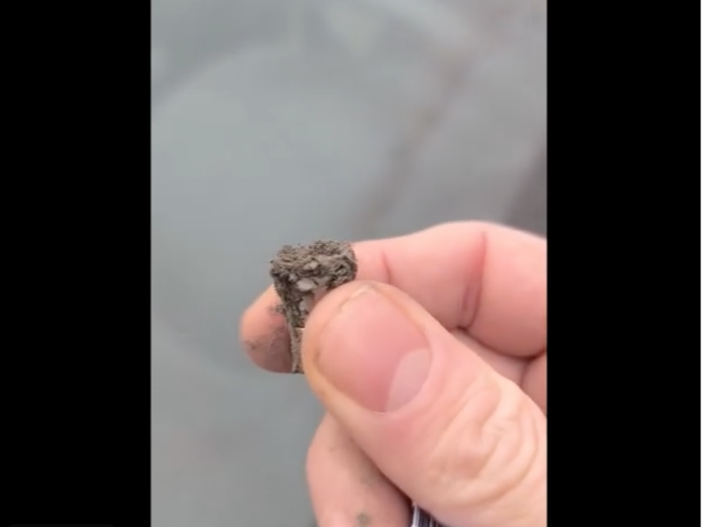 Questo video di "metallo nella pioggia a Milano" non prova nulla