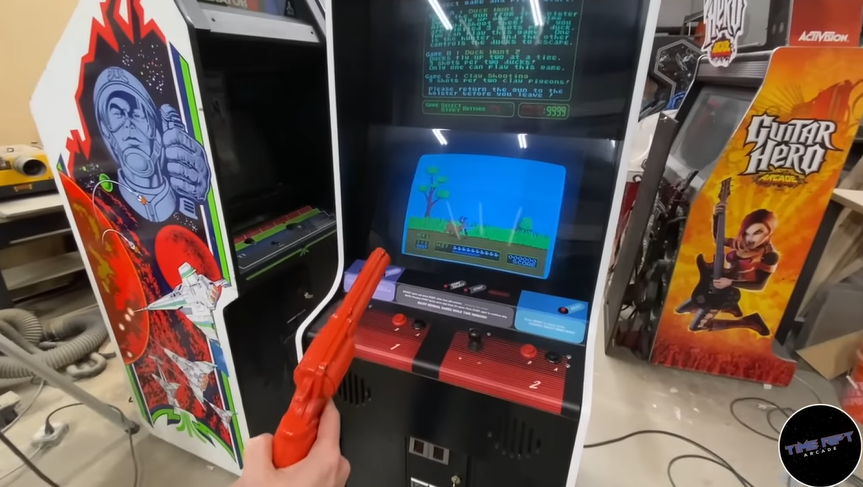 Playchoice-10 con Duck Hunt, fonte Time Rift Arcade, " Nintendo Playchoice 10 Restoration with The 8-Bit Guy" video