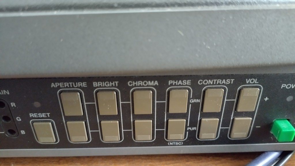 Controlli su un monitor multiformato SONY: notare il controllo di Fase per la correzione della Tinta, ma solo su NTSC