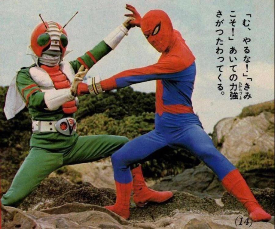 Lo Spider-Man Giapponese in posa con Kamen Rider v3