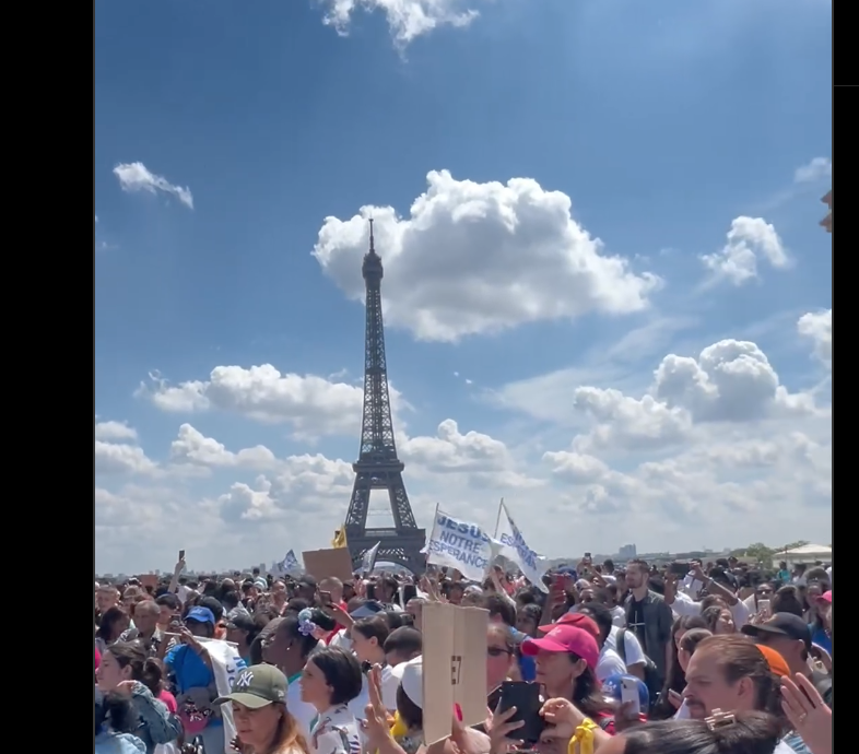 La Torre Eiffel nel video, senza simbolo olimpico