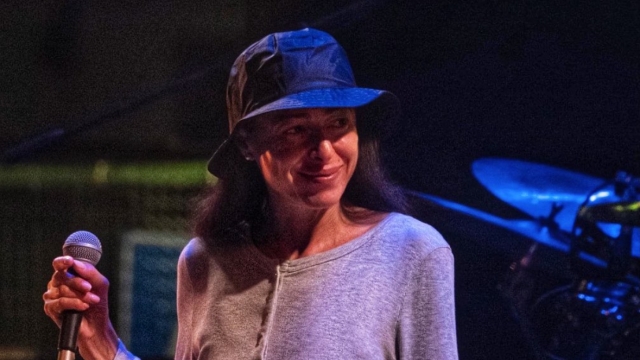 Per favore, non smettete di condividere le canzoni di Gerardina Trovato