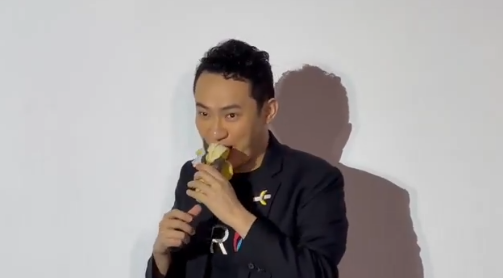 Il magnate cinese Justin Sun mangia la banana di Cattelan (ma non è la prima volta)