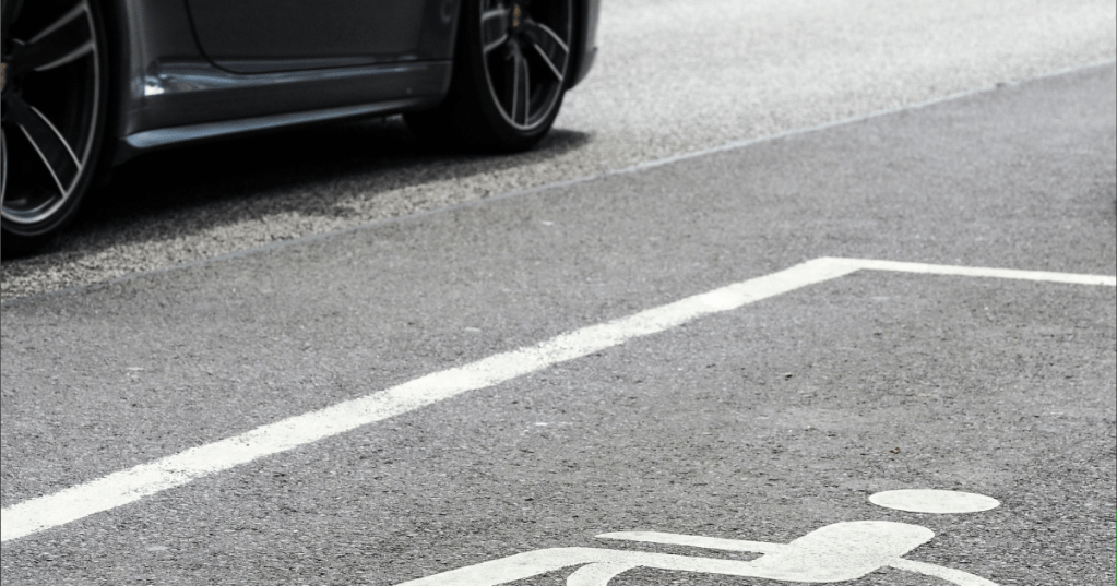 Segnalare le auto in sosta vietata paga? Sì, se sei svedese