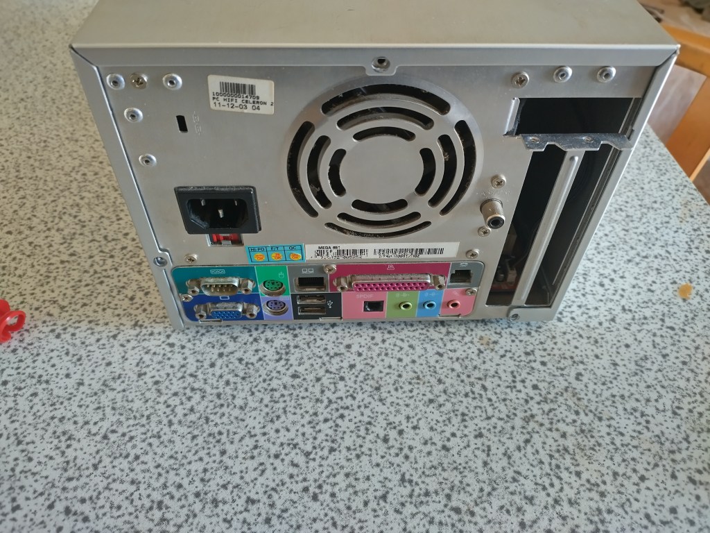 Sul retro un po' di tutto, da antenna a uscite ottiche passando per porte seriali e parallele