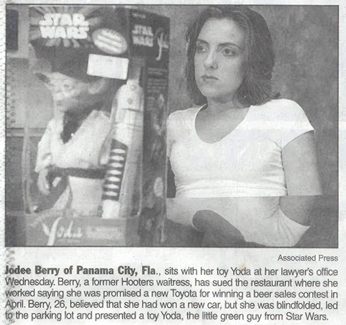 La cameriera convinta di aver vinto una Toyota, uno Yoda giocattolo e un Pesce di Aprile finito male