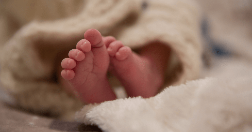 Un bambino di un anno è morto a Vasto dopo aver mangiato biscotti: il sospetto della polmonite ab ingestis