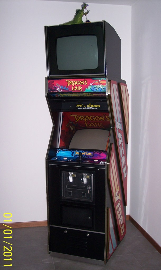 Cabinato SIDAM con monitor per spettatori, fonte https://www.dragons-lair-project.com/