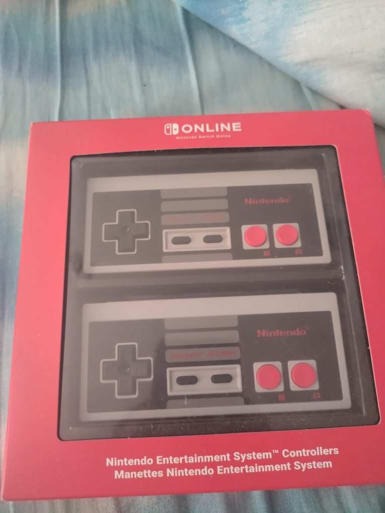 Ci sono voluti solamente 29 anni e 60 euro circa, ma gli aspiranti Kevin Keene di tutto il mondo hanno potuto avere un autentico controller NES marchiato Nintendo con dei led in cima