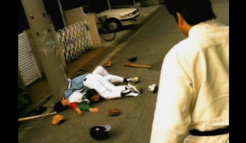 Riassunto dell'episodio: i giovani brutalmente percossi nella foto volevano giocare a Baseball in cortile. Segata Sanshiro voleva andassero a giocare col SEGA Saturn