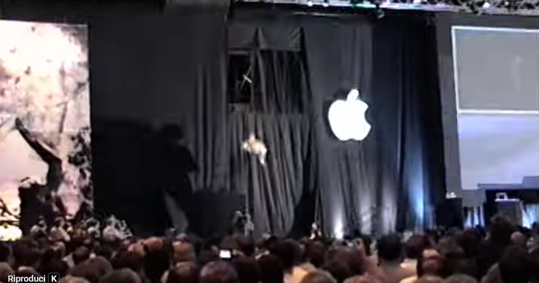 Dalla presentazione dell'Ibook: un iBook, e il suo utilizzatore, vengono lanciati su un trampolino mentre usano Internet