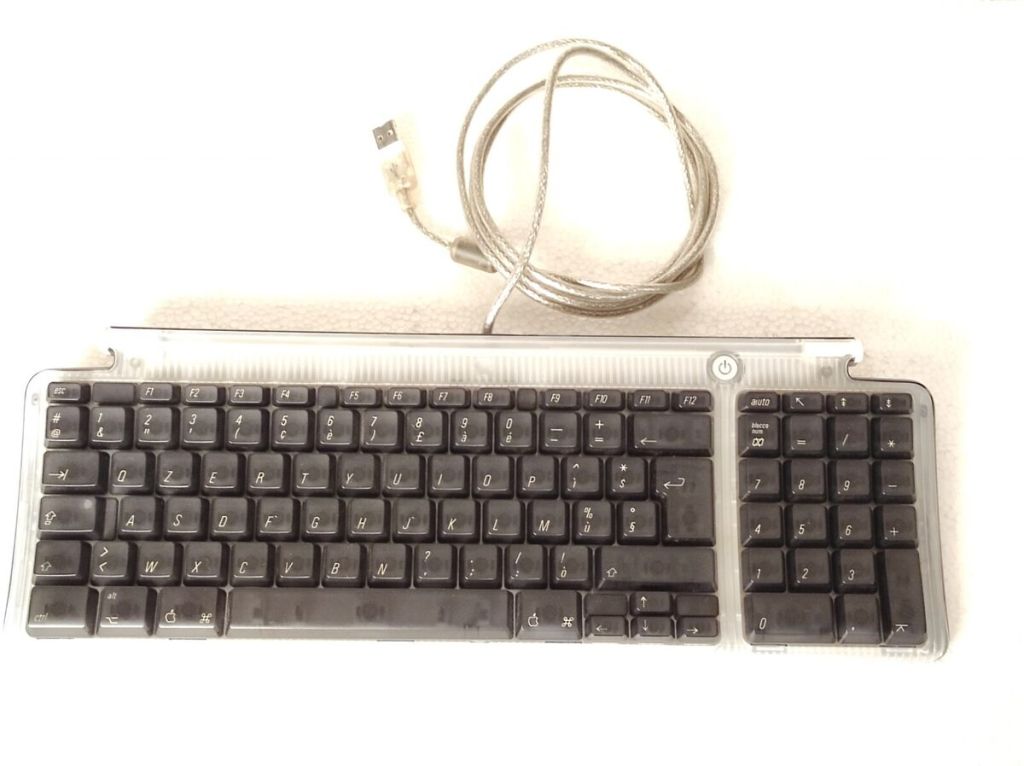 Tastiera Apple italiana con layout QZERTY, fonte eBay