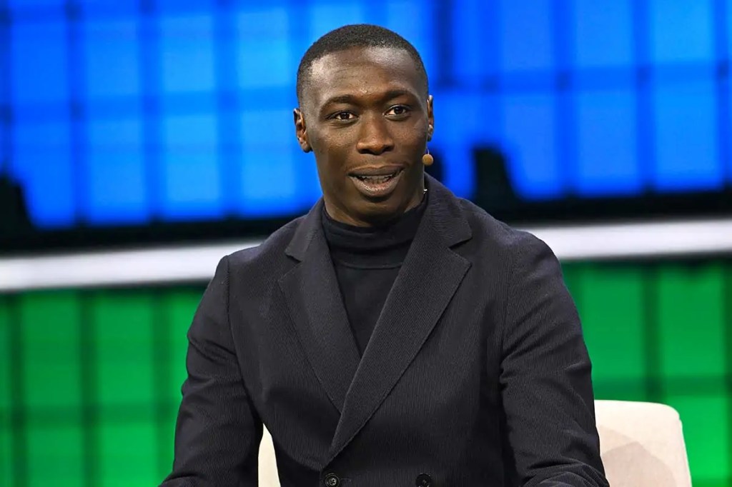 Khaby Lame vende la sua impresa per un miliardo di dollari o la ristruttura?