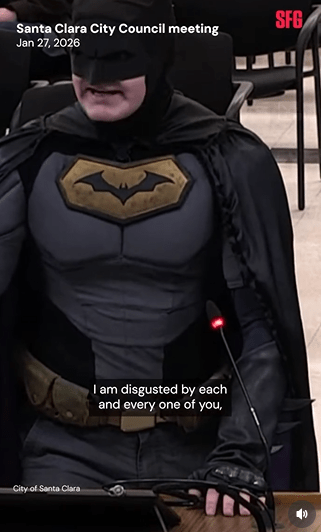 Batman combatte l'ICE al Super Bowl, ma per davvero