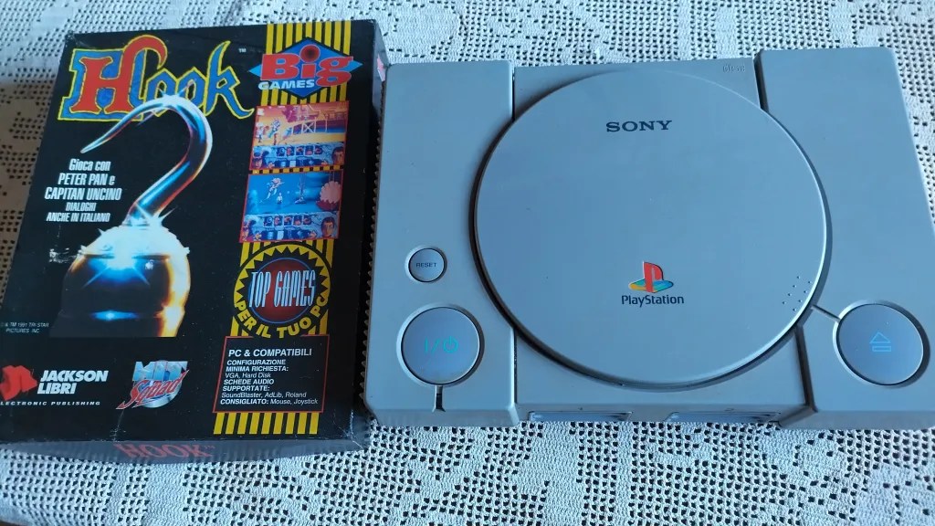 Box con gioco su floppy per PC e PlayStation di fianco