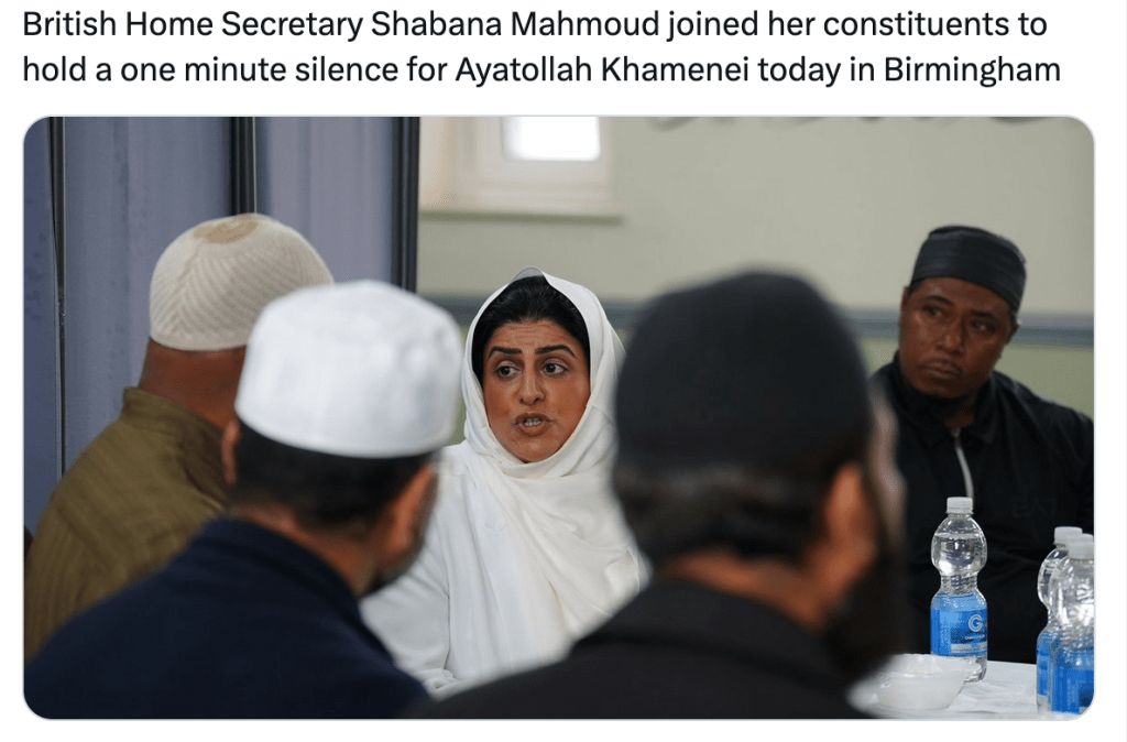 No, questa foto non raffigura la Segretaria di Stato per gli affari interni Inglese che offre un minuto di silenzio all'Ayatollah Khamenei